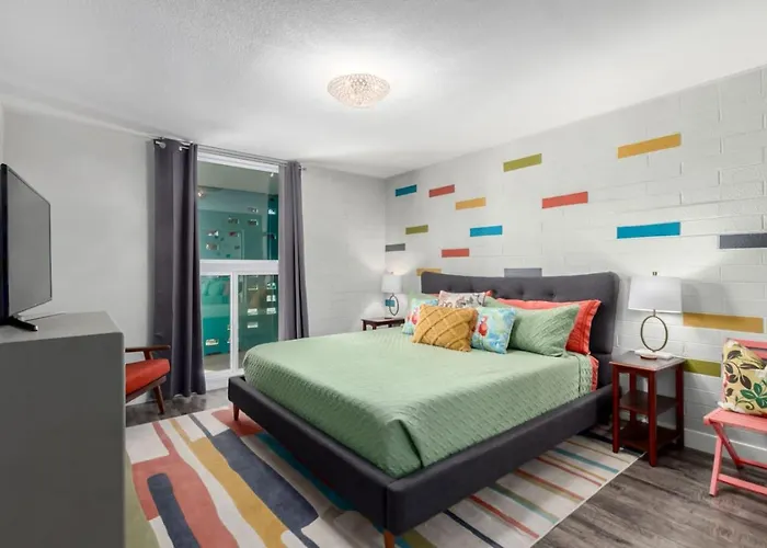 Modern 2br Retreat With Pool In Old Town