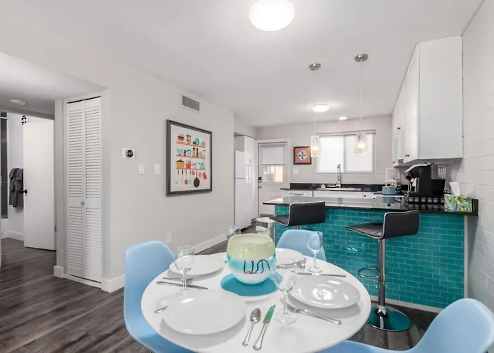 Modern 2br Retreat With Pool In Old Town Apartment