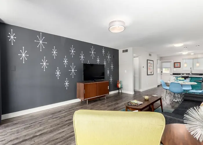 Modern 2br Retreat With Pool In Old Town Apartment