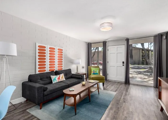 Apartment Modern 2br Retreat With Pool In Old Town