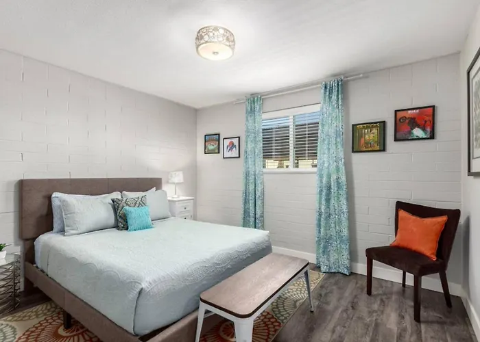 Modern 2br Retreat With Pool In Old Town