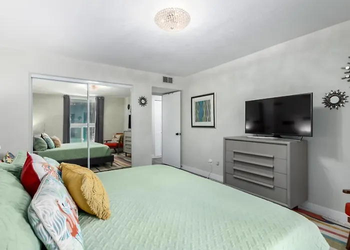 Modern 2br Retreat With Pool In Old Town