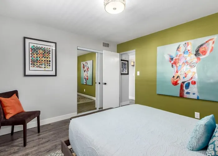 Apartment Modern 2br Retreat With Pool In Old Town