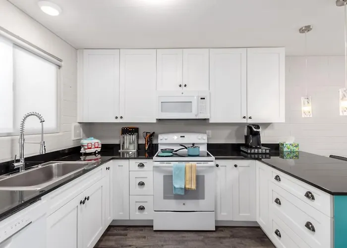 Modern 2br Retreat With Pool In Old Town Apartment *