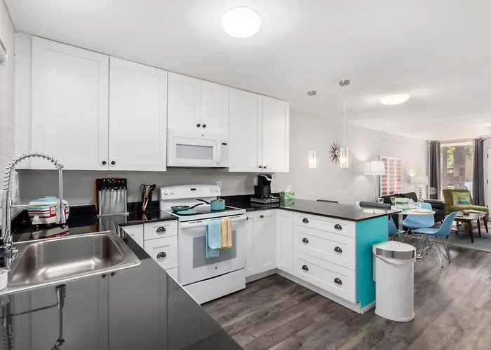 Apartment Modern 2br Retreat With Pool In Old Town