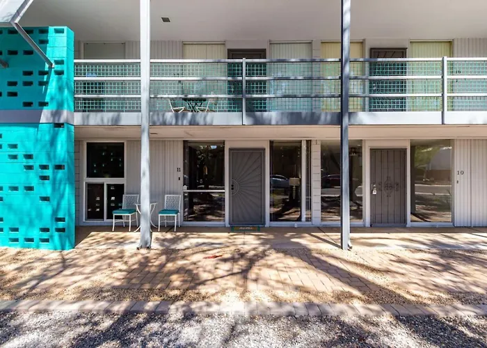 Apartment Modern 2br Retreat With Pool In Old Town