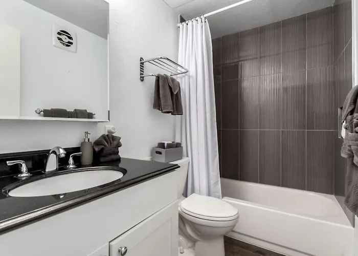 Modern 2br Retreat With Pool In Old Town Apartment *