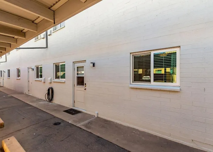 Modern 2br Retreat With Pool In Old Town