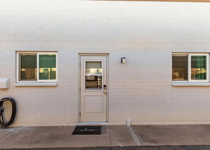Modern 2br Retreat With Pool In Old Town Apartment *