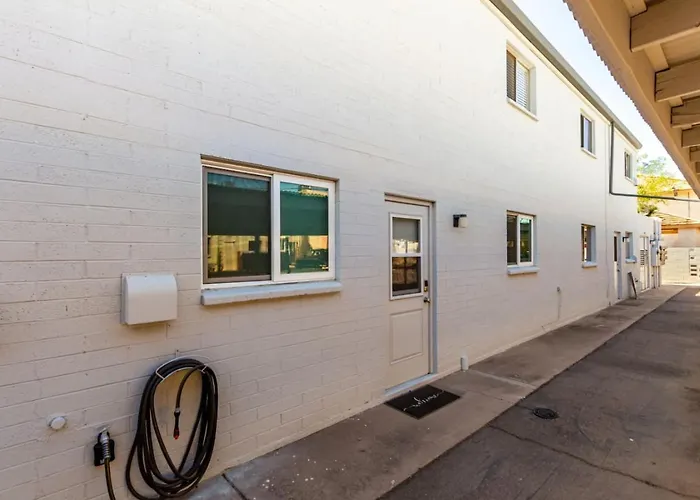 Modern 2br Retreat With Pool In Old Town Apartment