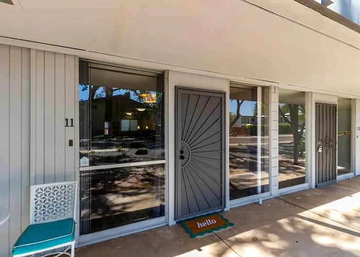 Modern 2br Retreat With Pool In Old Town Apartment